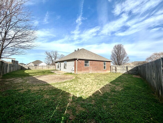 Building Photo - 3 bedroom 2 bath modern style home minutes from Centerton Main!!