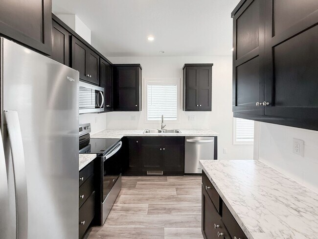 Building Photo - ~ AVAILABLE NOW ~ DUPLEX (RIGHT)