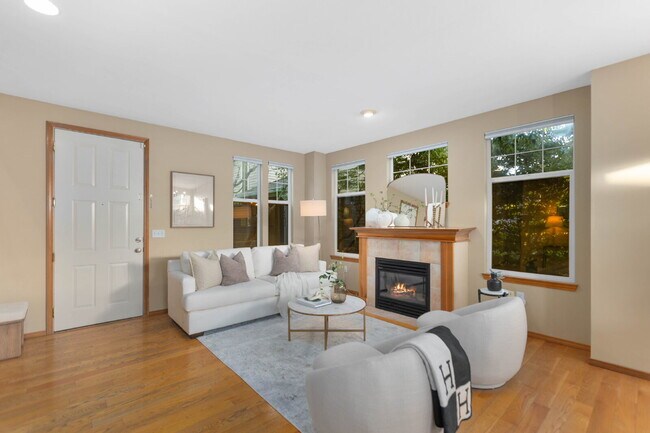Building Photo - Beautiful End-Unit Townhome in Highland Parc | Water & Sewer Included!- AVAILABLE NOW FOR RENT!!