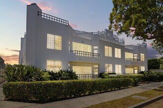 Building Photo - Stylish End-Unit Townhome in Prime Santa Monica | Private Rooftop Deck & Bonus Room