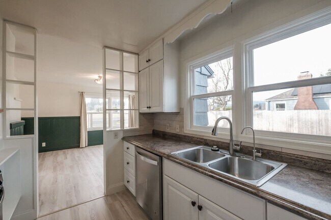 Building Photo - Charming 3-Bed 2 Bath Home with Spectacula...