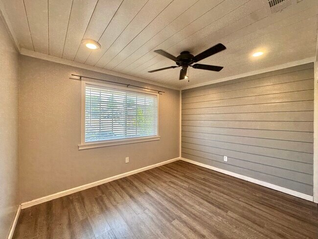 Building Photo - Beautifully Renovated Stand Alone Home Fea...