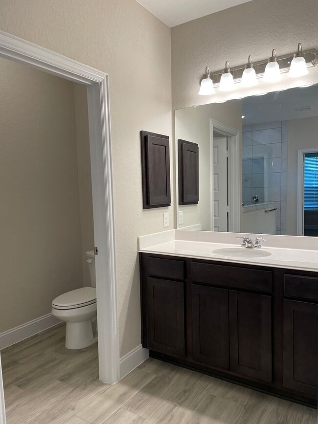 Building Photo - 4 Bedroom in Gruene Field / 1 Mile to Grue...