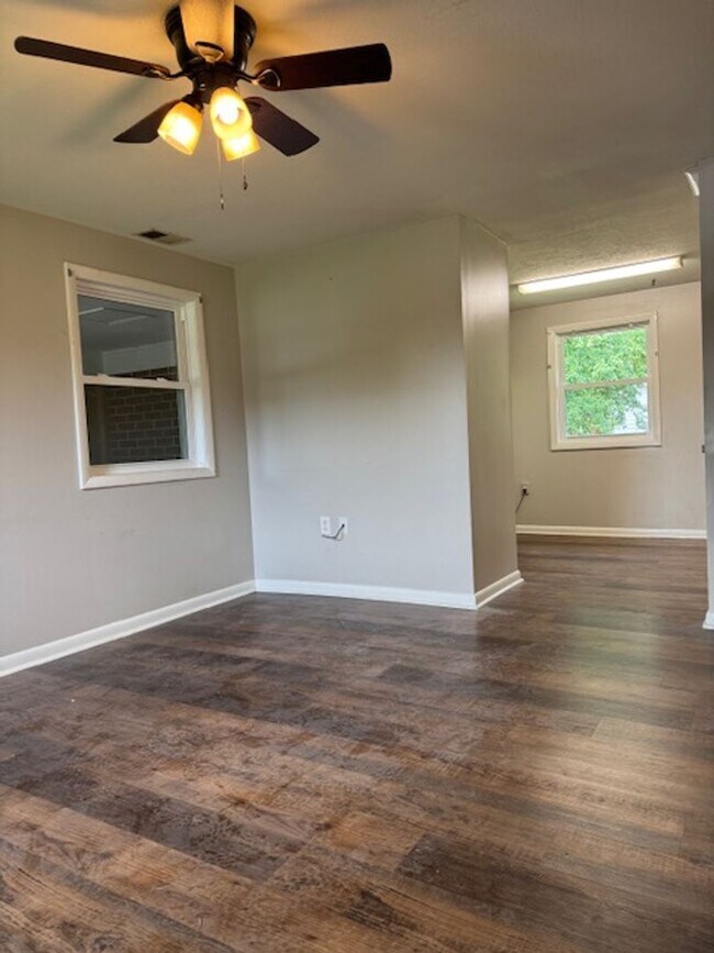 Building Photo - 7001 Comet Dr
