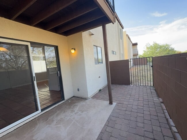 Building Photo - 2 bedroom 1 bath condo with washer and dryer