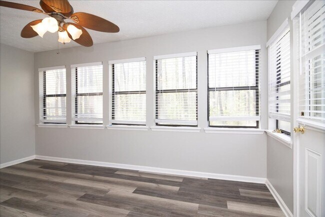 Building Photo - Spacious 3/2 Ranch Home w/ 2 Car Garage in Quiet Neighborhood