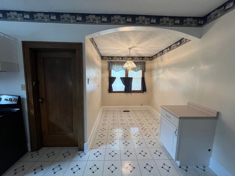 Breakfast Nook - 225 E Allen St