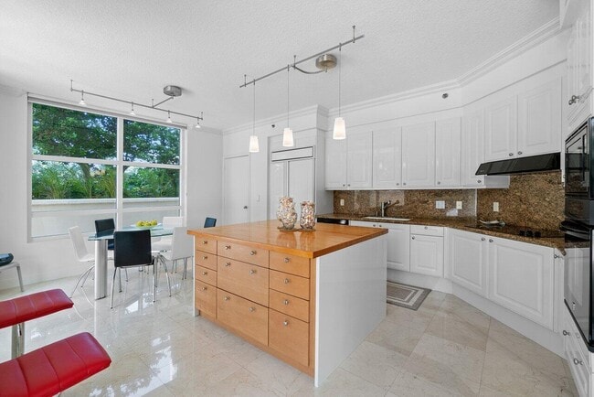 Building Photo - 3720 S Ocean Blvd