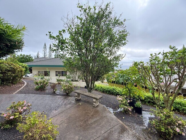 Building Photo - Beautiful 3 Bedroom / 2.5 Bathroom Home in Wailuku Heights!