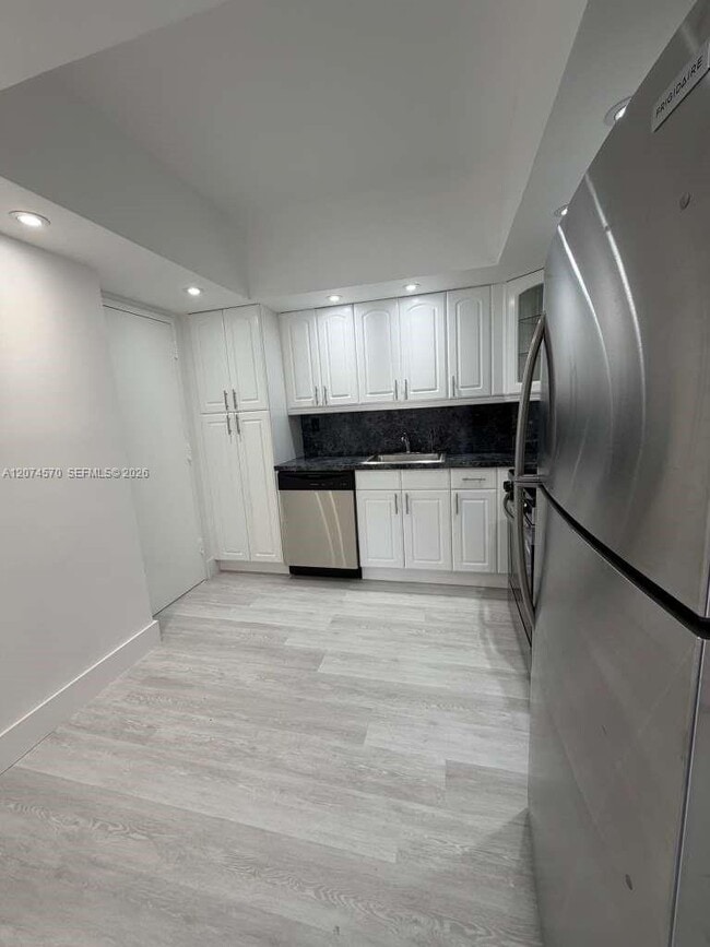 Building Photo - 500 Bayview Dr