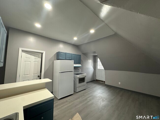 Building Photo - 402-404-404 Sigourney St