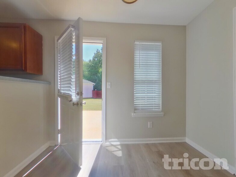 Building Photo - 120 Lakeside Point