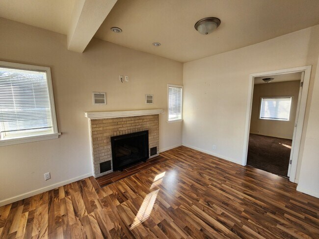 Building Photo - Large Updated Lower Duplex