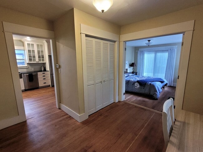 Building Photo - Charming Bungalow In the Heart of Downtown, Furnished 2 Bedroom/1 Bath.