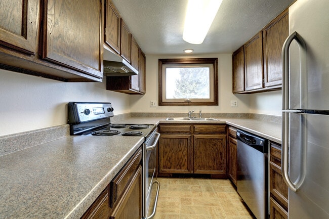 Building Photo - Unique, Rustic, and Spacious Living! Walk ...