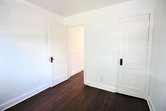 Building Photo - Townhouse Two Blocks to Braddock Rd Metro Station