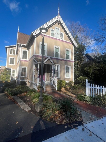 Building Photo - 896 Quinnipiac Ave