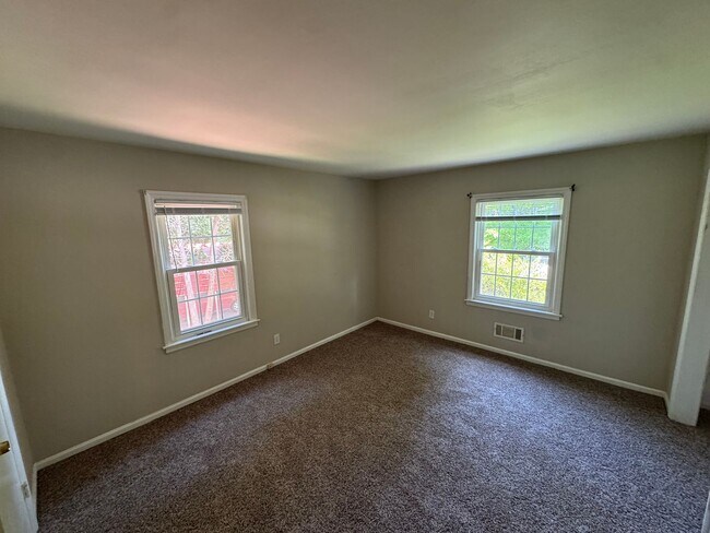 Building Photo - 2047 Overbrook Rd