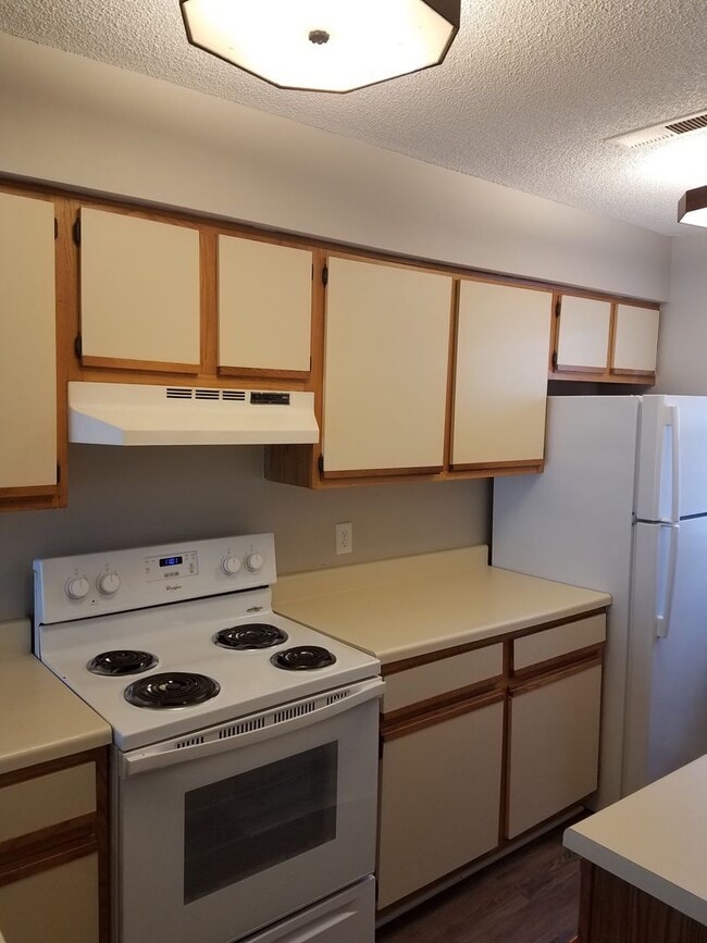 Building Photo - Cozy Townhome in Newport News
