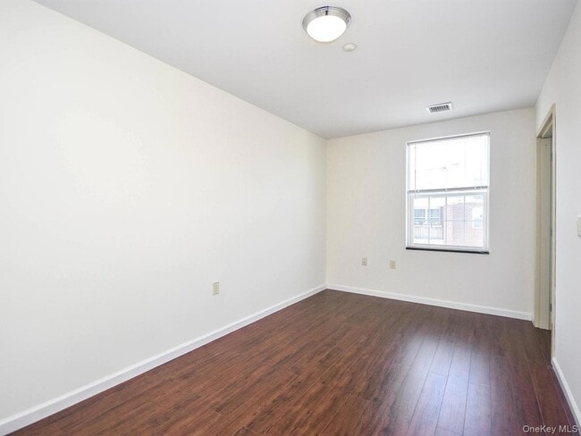 Building Photo - 400 Carney St