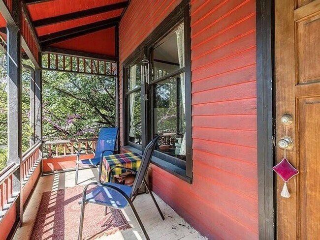 Building Photo - 3 bedrooms home in downtown