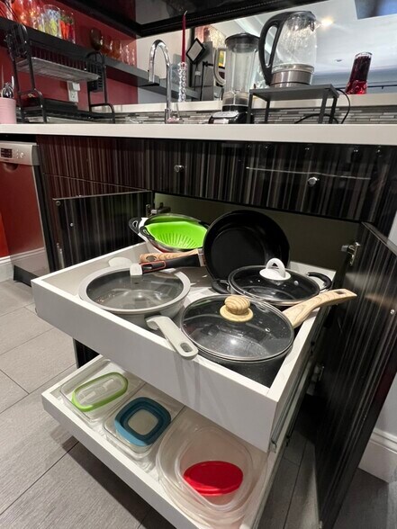 Great pots & pans to cook - 950 N Kings Rd