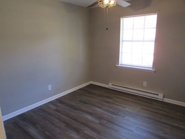 Building Photo - Comfortable 2BD/1BA Apartment with Washer/Dryer Hookups