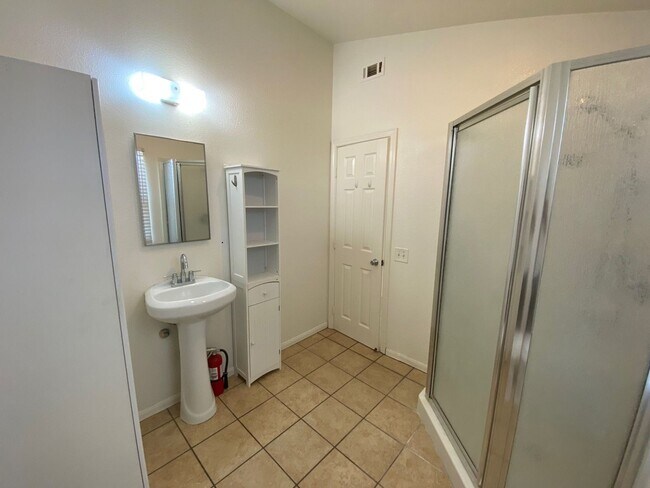 Building Photo - Huge 6BD/3BA on 63rd! (Lease out, pending ...