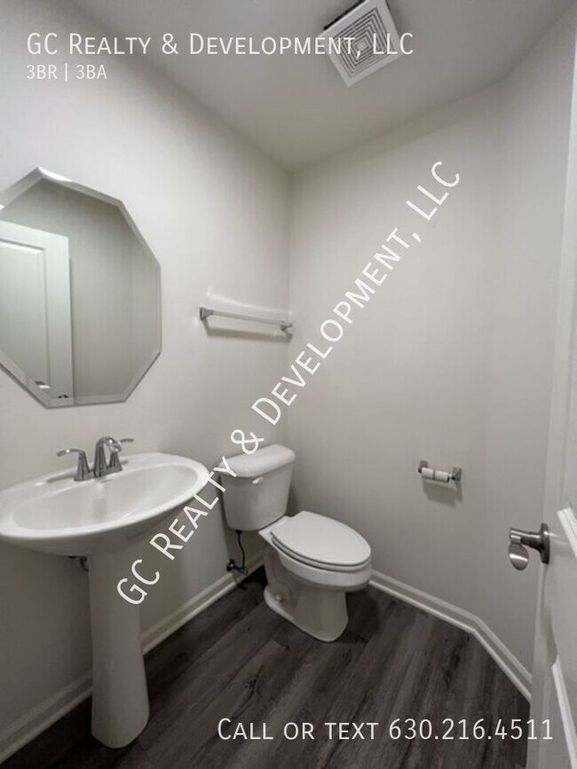 Building Photo - ***WOODLORE ESTATES / 3 BDRM / 2.5 BTH / A...