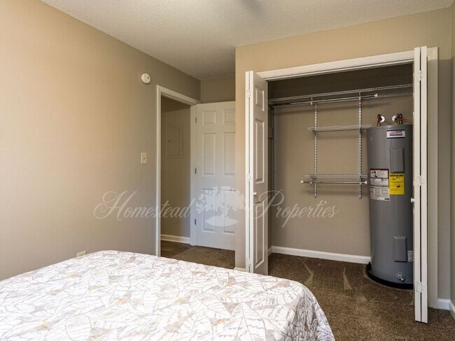 Building Photo - Quiet and convenient 3 Bedroom, 1 Bathroom apartment at our Oakland Duplex – Johnson City, TN
