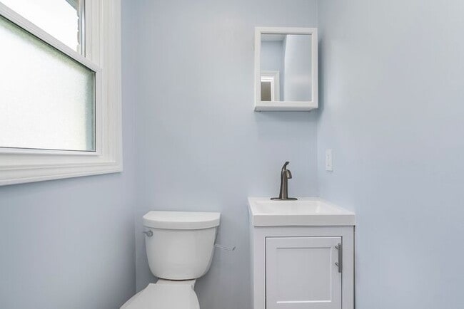 Building Photo - Beautifully updated home located in the he...