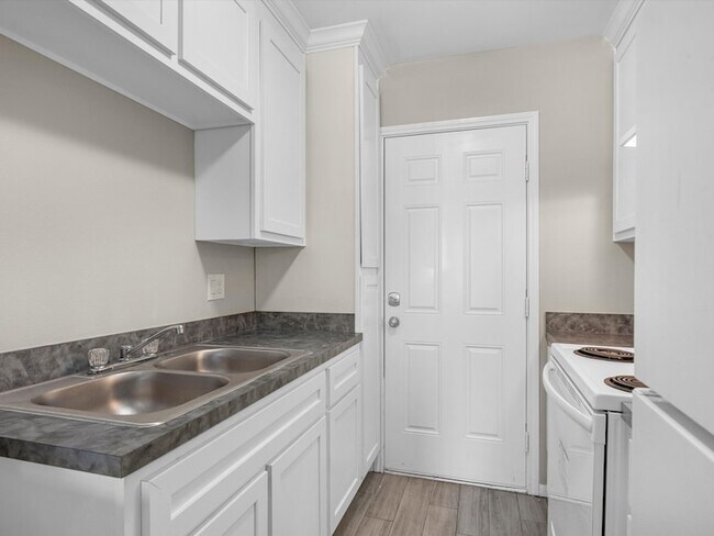 Building Photo - 2202 Solo St