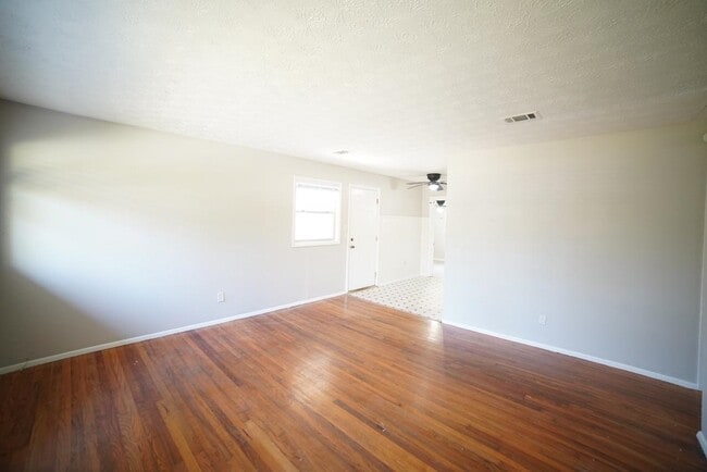 Building Photo - 318 Meadowbrook Ln