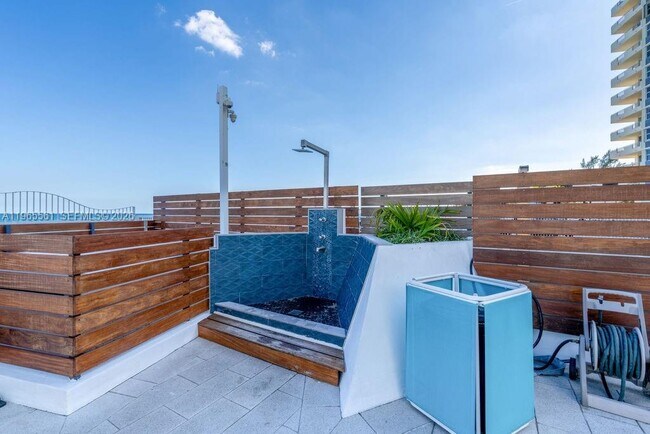 Building Photo - 3140 S Ocean Dr