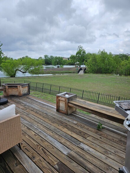 Building Photo - 1210 Plaza Lake Dr