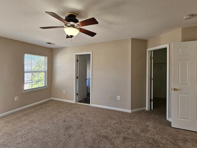 Building Photo - 4 BR Townhouse in Idlewild