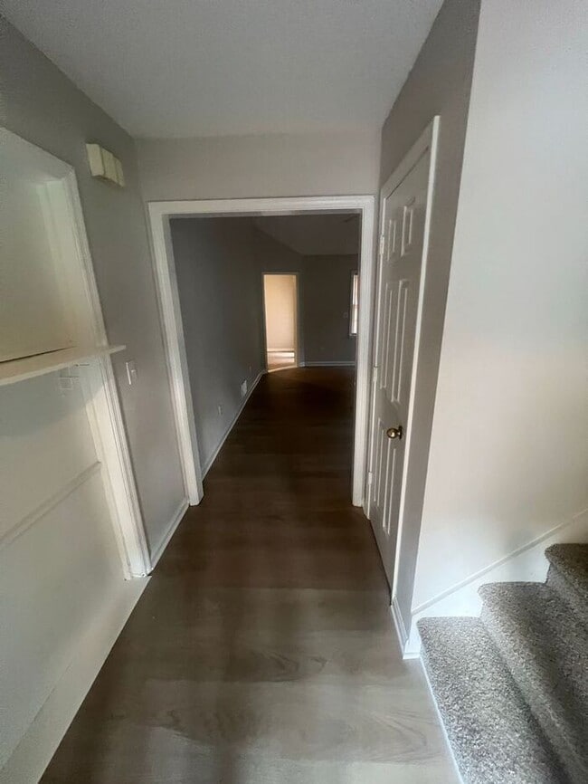 Building Photo - Spacious 3 bedroom Home with Versatile Liv...