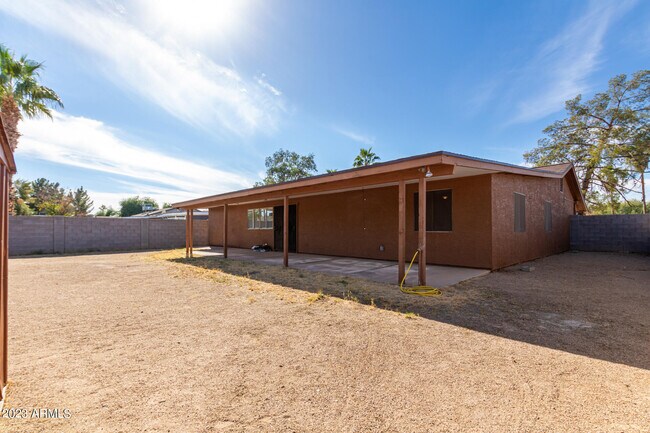 Building Photo - 1512 W Estrella Dr