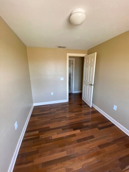 1st floor bedroom - 5344 Caldwell St