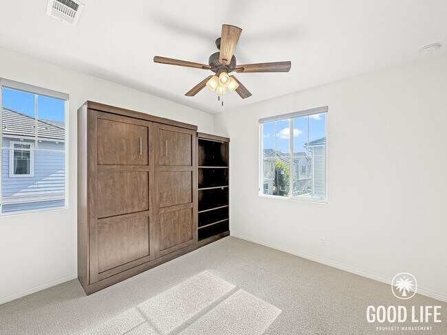 Building Photo - Beautiful 3B/2.5BA Townhouse in Imperial Beach with Loft, Private Patio & 2-Car Garage