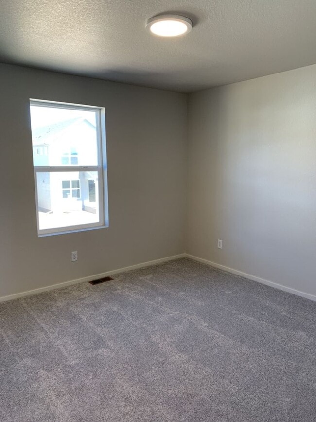 Building Photo - Exquisite 4 Bed 2.5 Bath Single Family Home with 3-car garage