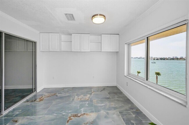 Building Photo - 100 Bluff View Dr