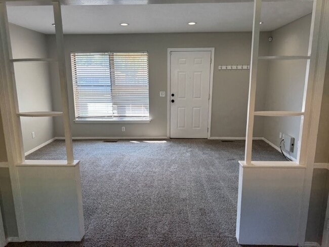 Building Photo - Spacious and fresh paint, 2 bed 1 bath wit...