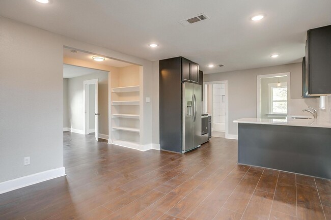 Building Photo - Beautifully Remodelled 1922 Home- Duplex- ...