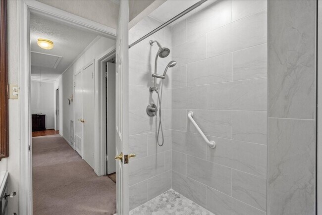 Building Photo - 3415 Bayou Dr E