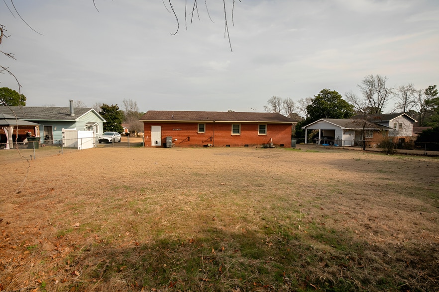 Building Photo - 1722 Shiloh Dr