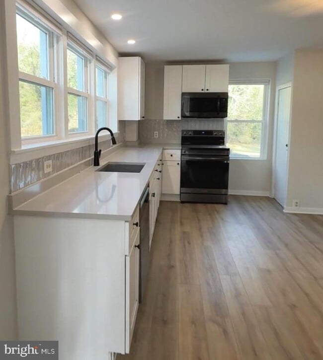 Building Photo - 631 Penns Park Rd