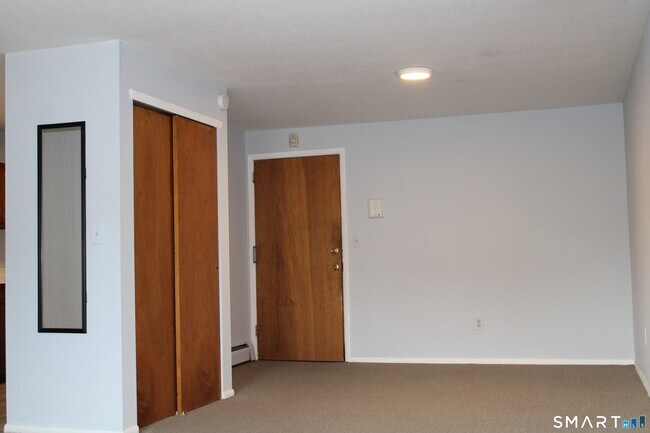 Building Photo - 87 Meadow St
