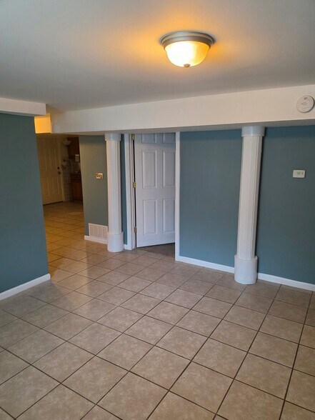 Building Photo - 1408 W 94th St