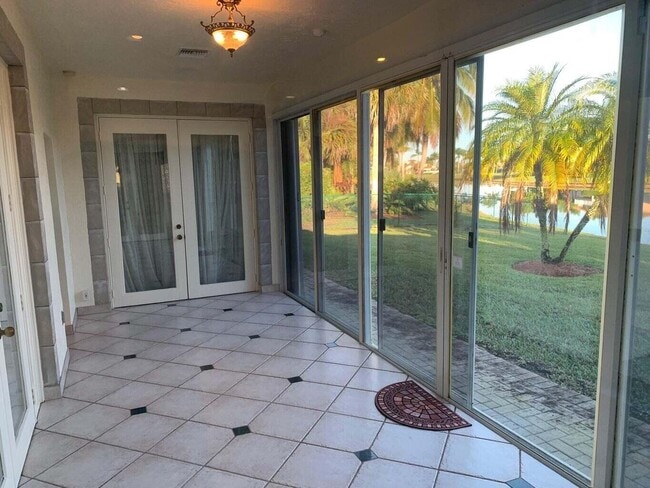 Building Photo - 11301 Edgewater Cir